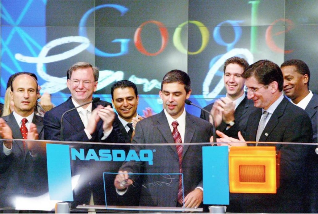 Eric Schmidt - al doilea din stânga, alături de Larry Page - centru, la momentul lansării Google pe bursă