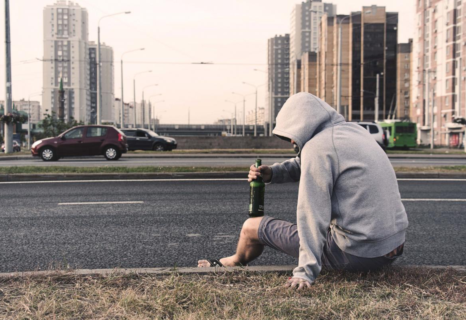 on-the-street-road-street-stockpack-pixabay.jpg bărbat singur lonely man road urban life