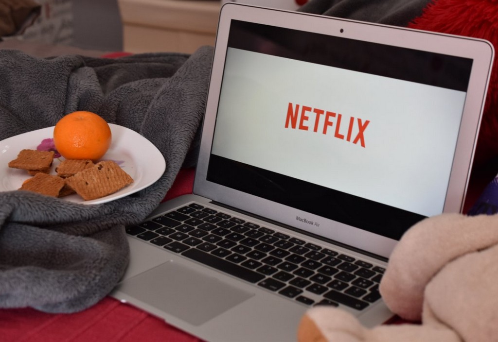 netflix-computer-snacking-stockpack-pixabay.jpg netflix, computer, snacking