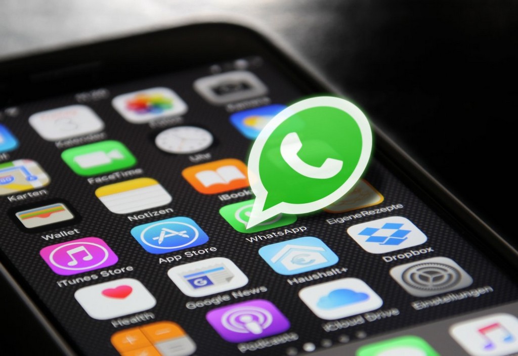 whatsapp-iphone-homescreen-stockpack-pixabay.jpg whatsapp, iphone, homescreen