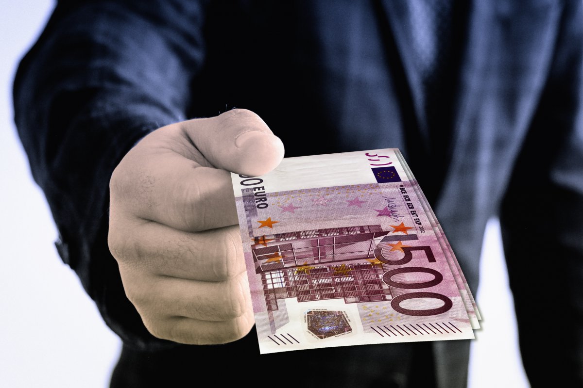 euro-gift-hand-stockpack-pixabay.jpg euro, gift, hand