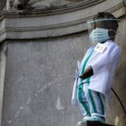 Faimoasa-statuie-Manneken-Pis--imbracata-in-haine-de-medic--in-semn-de-omagiu-pentru-lucratorii-din-sistemul-medical Faimoasa Statuie Manneken Pis Imbracata In Haine De Medic In Semn De Omagiu Pentru Lucratorii Din Sistemul Medical