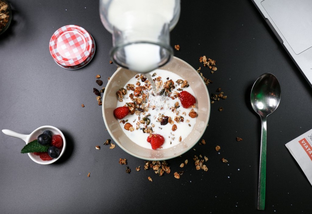 berry breakfast, cereal, milk