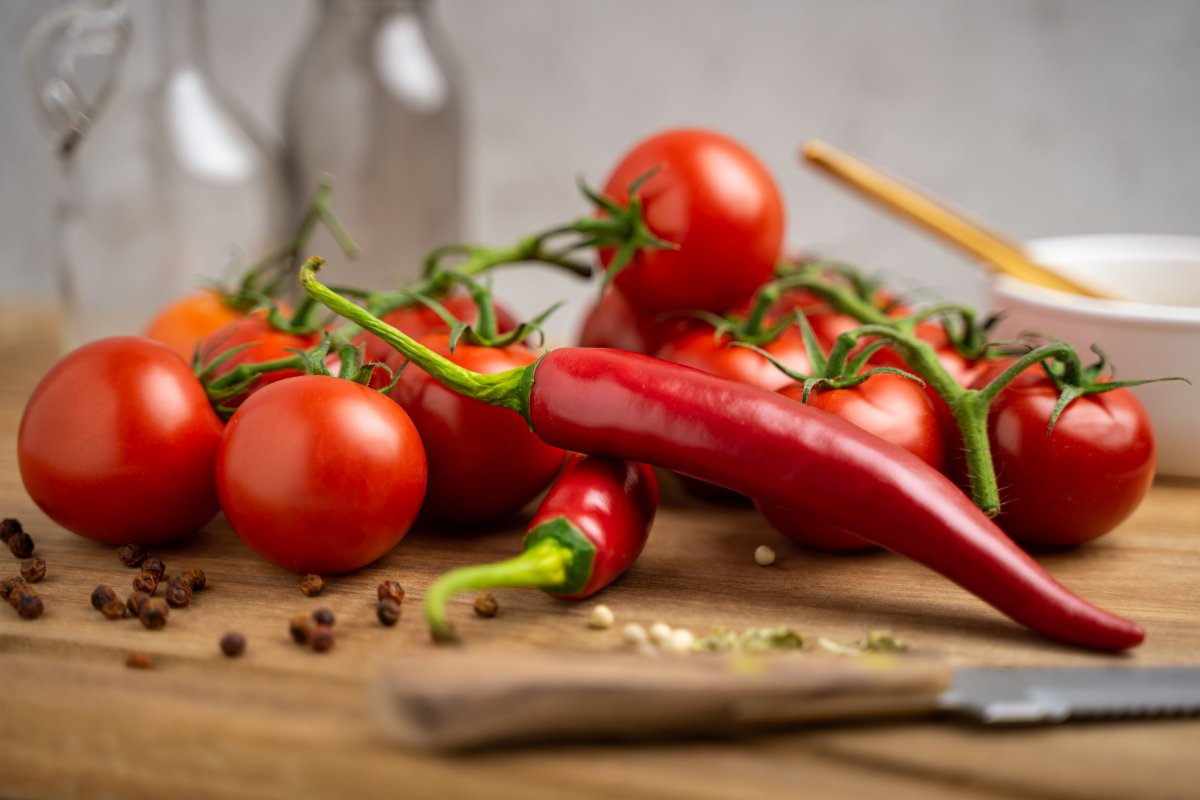 tomatoes, knife, towel
