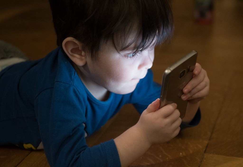 boy-mobile-phone-addiction-stockpack-pixabay.jpg boy, mobile phone, addiction