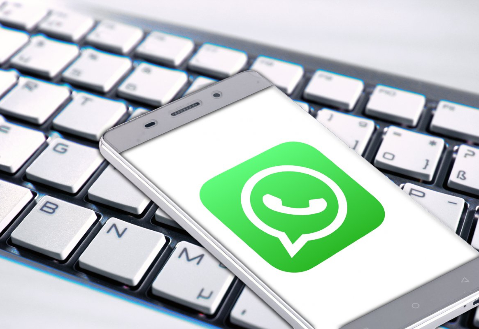 whatsapp-keyboard-smartphone-stockpack-pixabay.jpg whatsapp, keyboard, smartphone