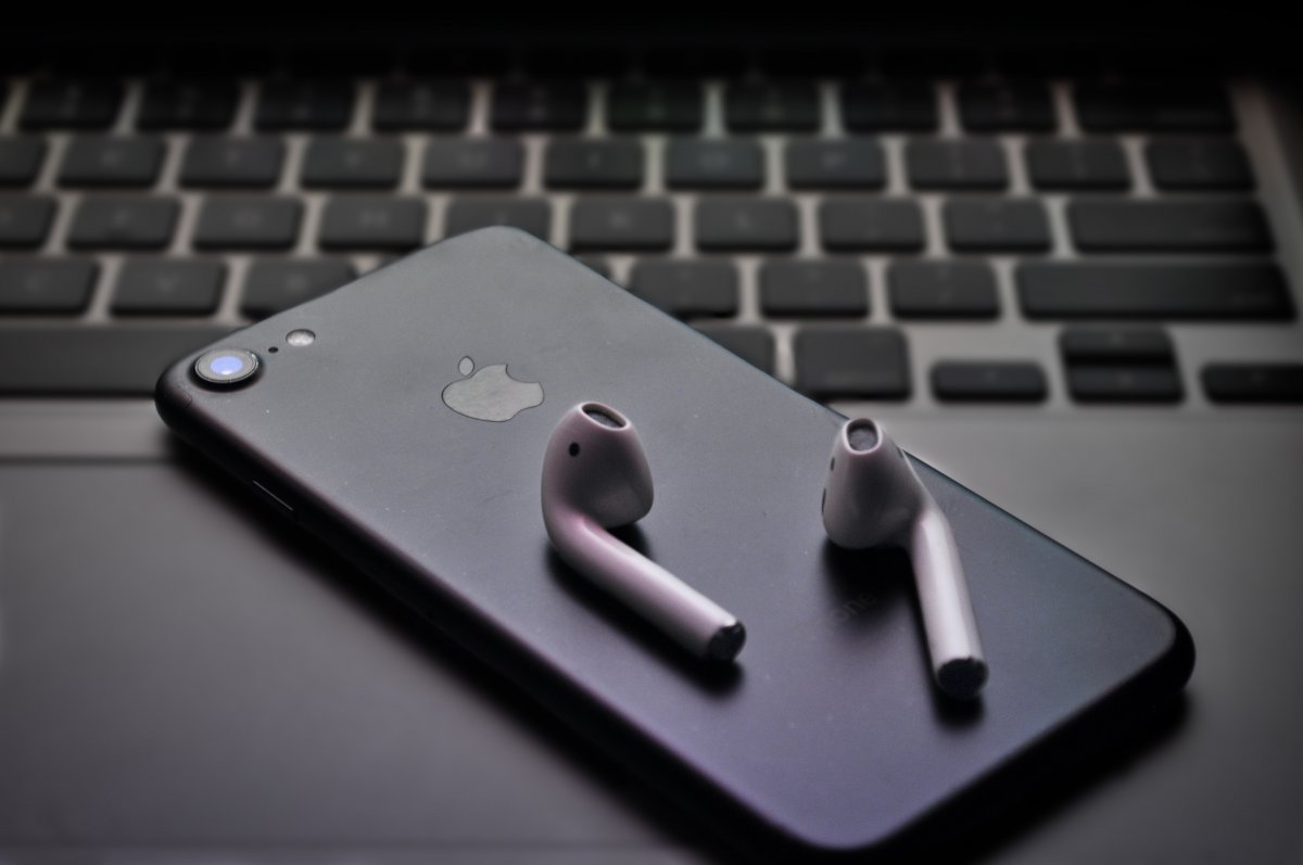 mac-iphone-airpods-stockpack-pixabay.jpg mac, iphone, airpods
