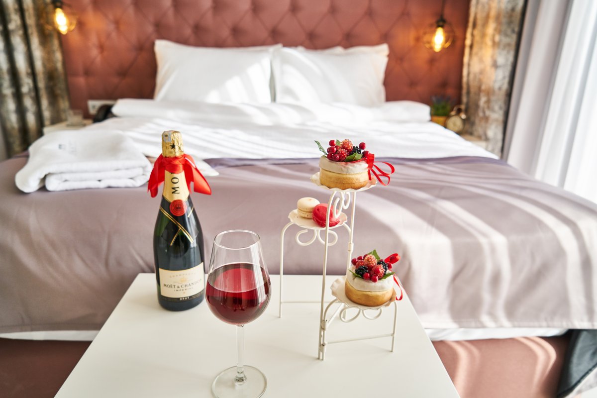 wine-fruit-bed-stockpack-pixabay.jpg wine, fruit, bed