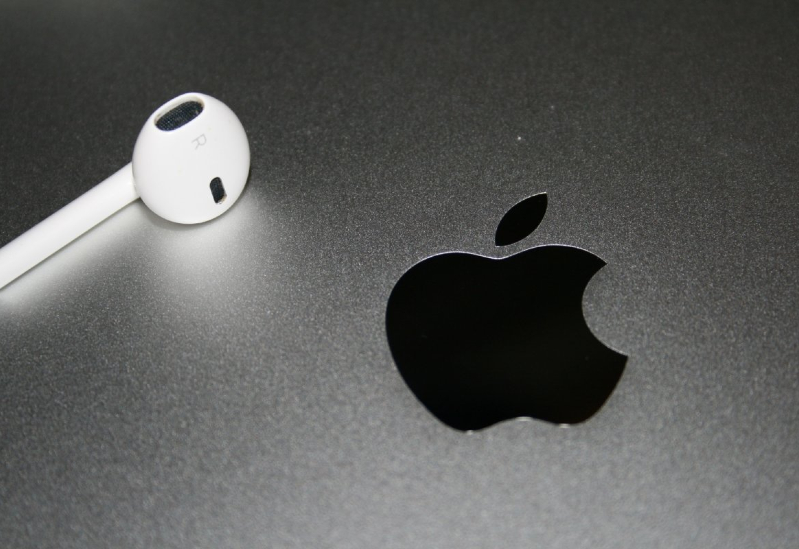 headphones-apple-earpods-stockpack-pixabay.jpg headphones, apple, earpods