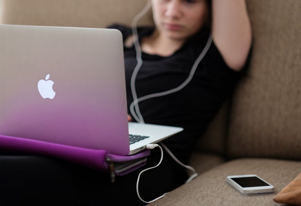 apple-computer-girl-stockpack-pixabay.jpg apple, computer, girl