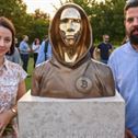 hungarian-sculptors-and-creators-reka-gergely-l-and-tamas-gilly-r-pose-next-to-the-statue-of-satoshi-1631815966-8108 Hungarian Sculptors And Creators Reka Gergely L And Tamas Gilly R Pose Next To The Statue Of Satoshi 1631815966 8108