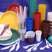 e-lege-tacamurile-farfuriile-paiele-paharele-din-plastic-interzise-in-magazinele-din-romania-POO (1) E Lege Tacamurile Farfuriile Paiele Paharele Din Plastic Interzise In Magazinele Din Romania Poo (1)