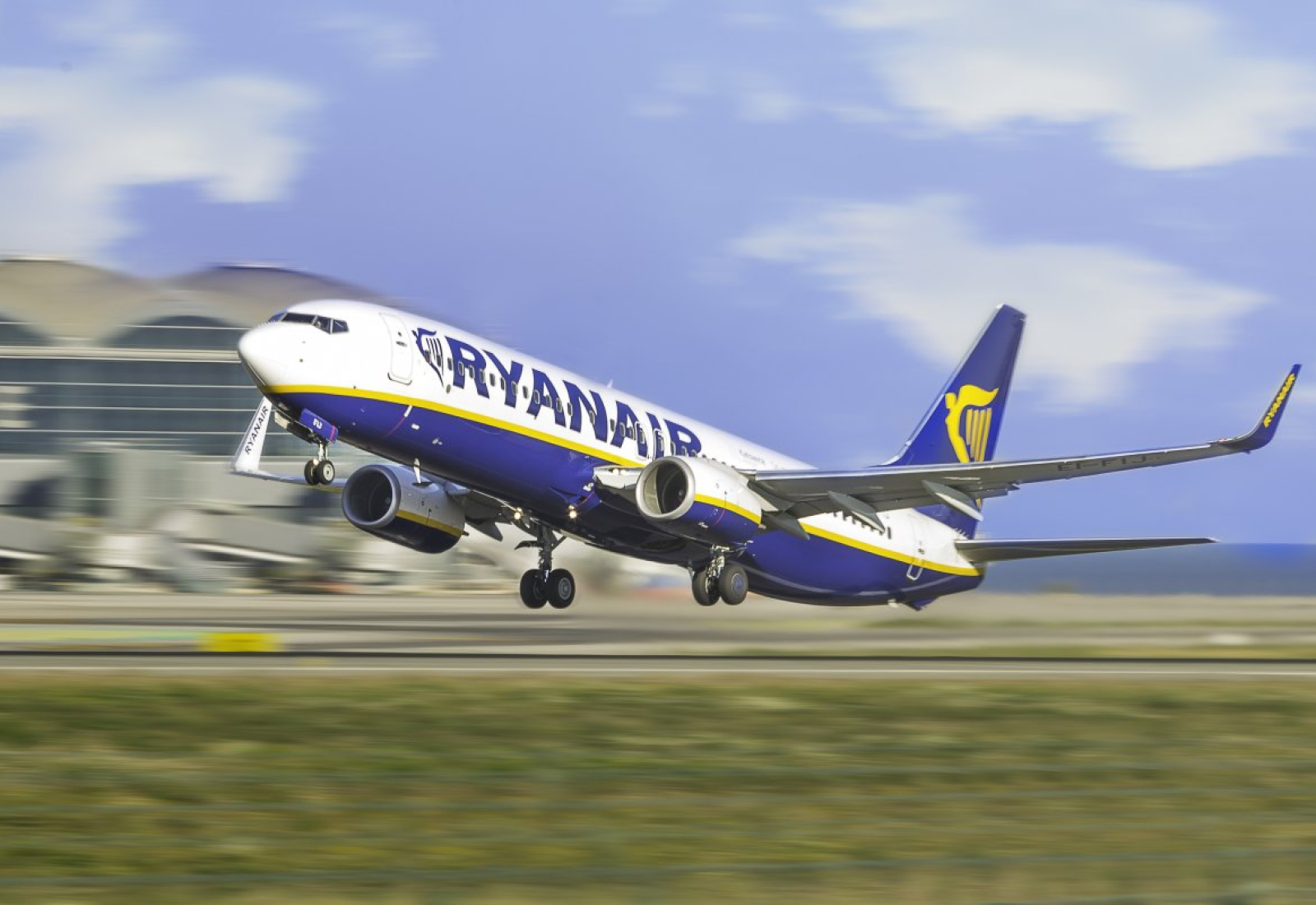 the-plane-ryanair-line-stockpack-pixabay.jpg the plane, ryanair, line