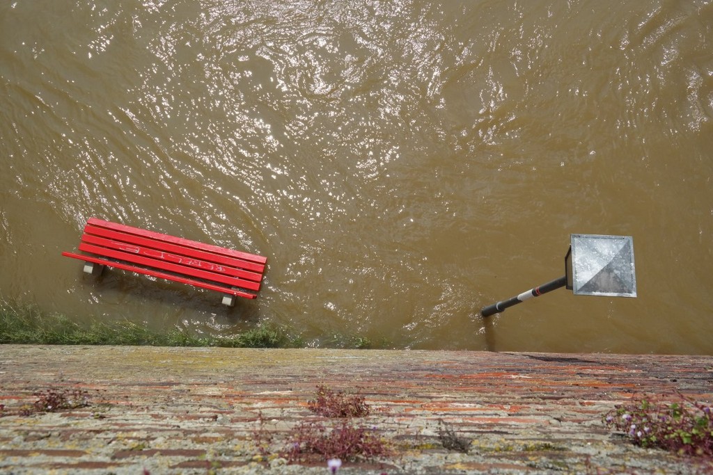 flood-park-bench-street-lamp-stockpack-pixabay.jpg flood, park bench, street lamp