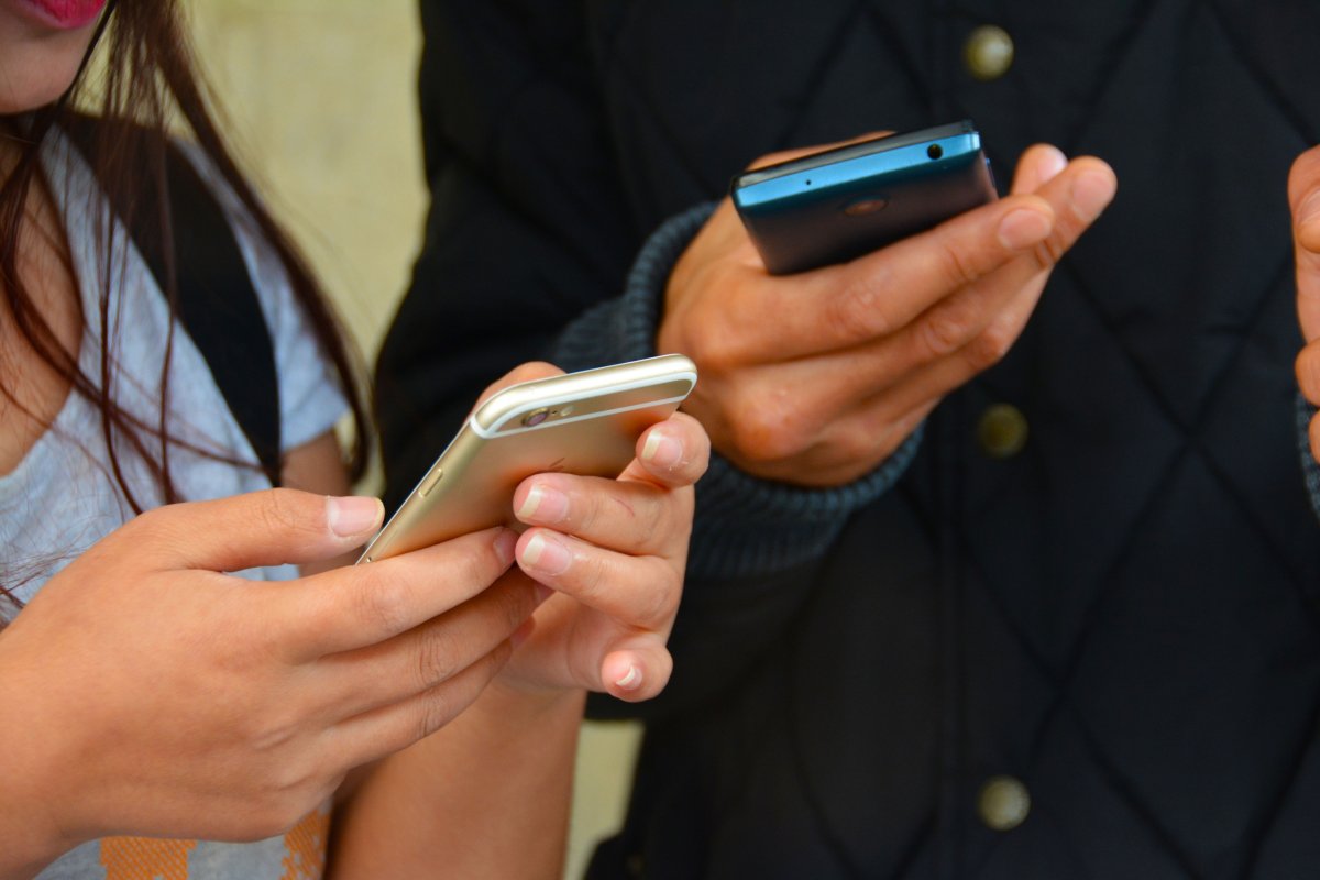 texting-mobile-phones-hands-stockpack-pixabay.jpg texting, mobile phones, hands