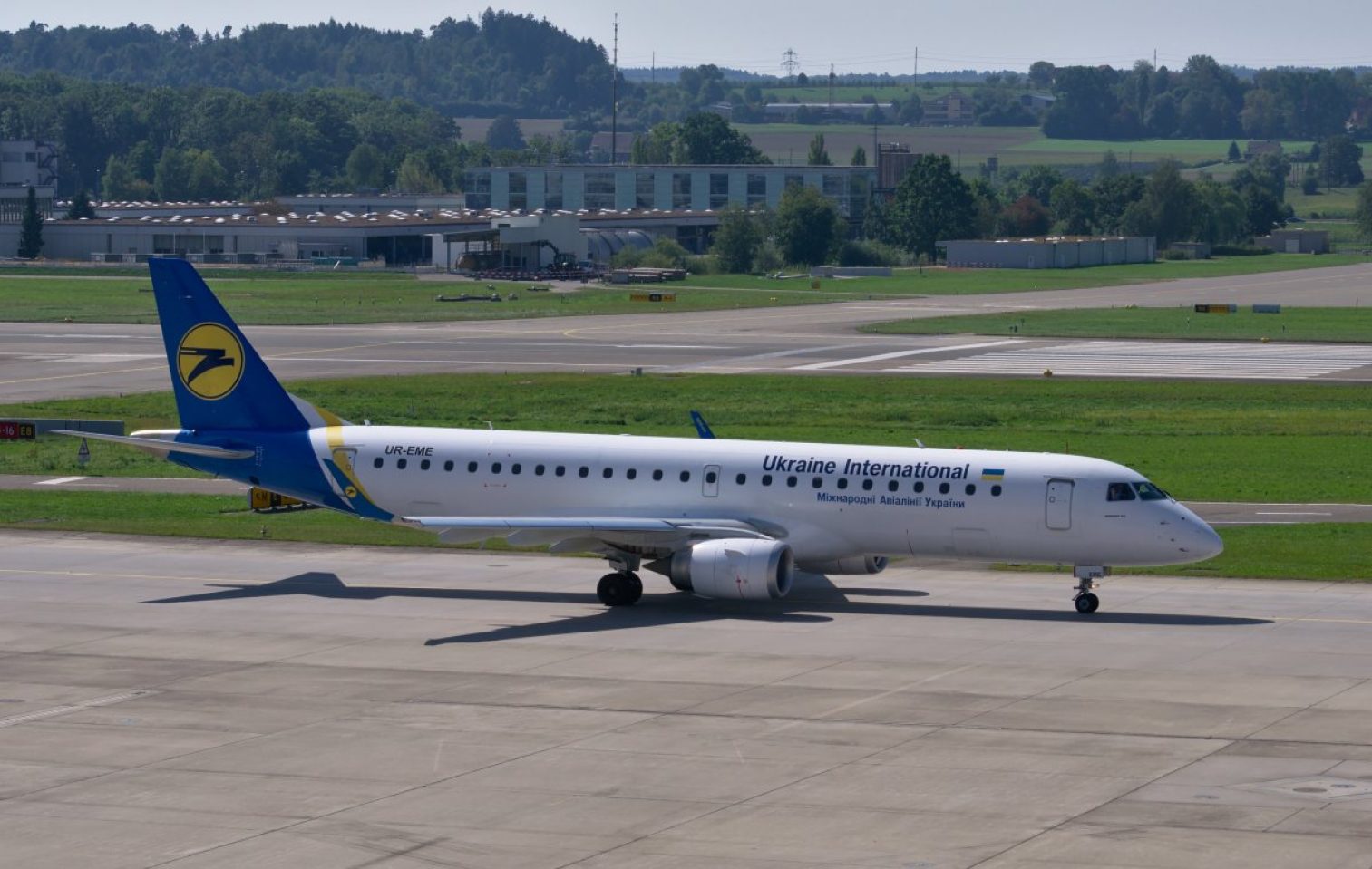 embraer 190, ukraine airlines, plane