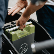 A rechargeable battery for the electric scooter Kumpan 54 Iconic being swapped out. It runs on Lithium-Ion, achieves 54 km of range and can also be used as energy storage.