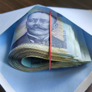 bani negri cash bancnote tuflă plic 100 lei copyright contactați www.AFACERI.news Bani Negri Cash Bancnote Tuflă Plic 100 Lei Copyright Contactați Www.afaceri.news
