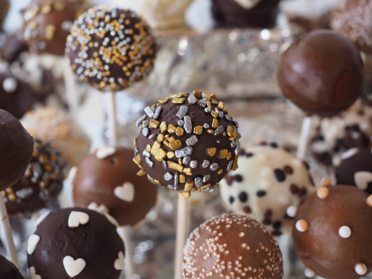 cake-pops-pastries-food-stockpack-pixabay.jpg cake pops, pastries, food