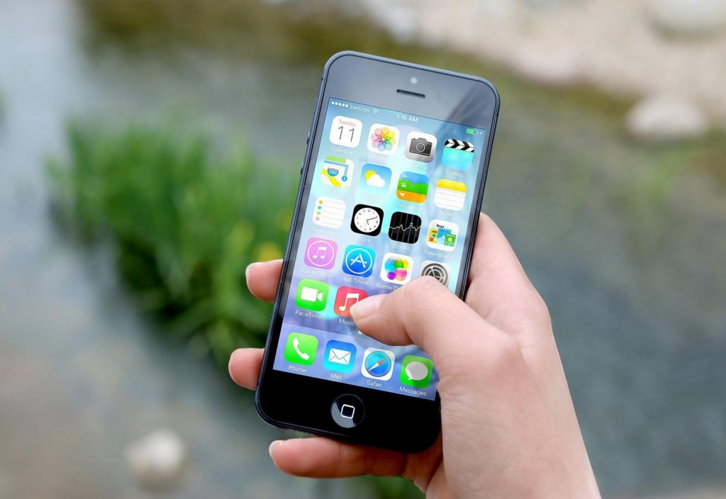 iphone-hand-screen-stockpack-pixabay.jpg iphone, hand, screen