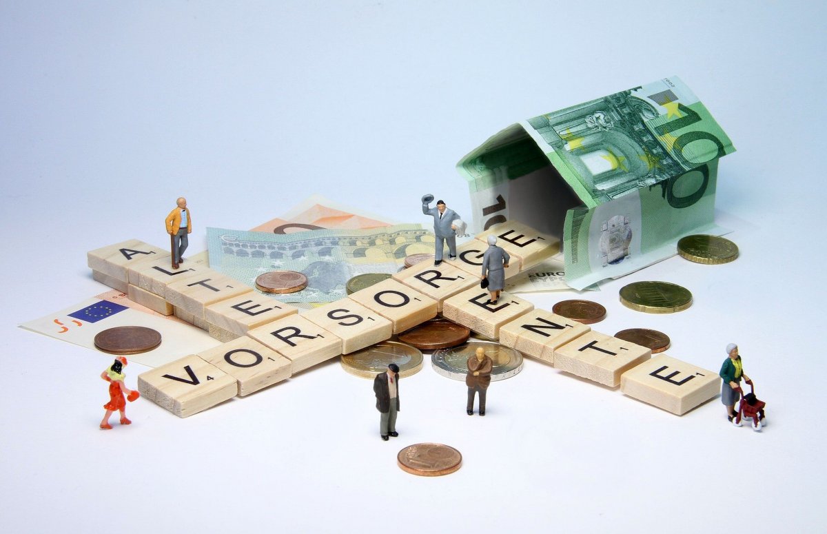 old-pension-miniature-figures-stockpack-pixabay.jpg old, pension, miniature figures