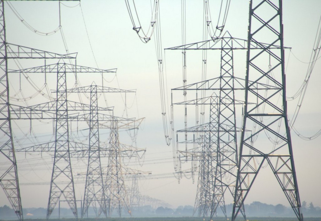 electricity-pilons-in-de-mist-stockpack-unsplash.jpg Electricity pilons in de mist.