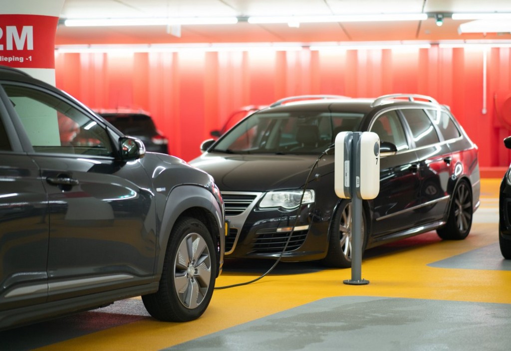 electric-vehicles-charging-stockpack-unsplash.jpg Electric vehicles charging.