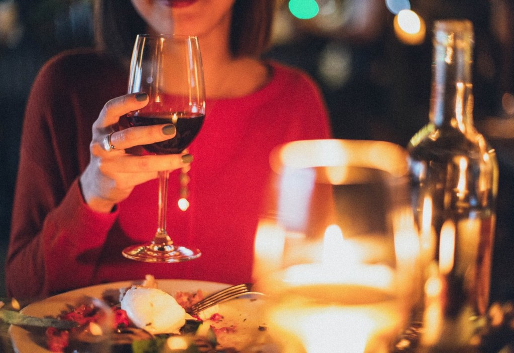 Woman holding wine glass selective focus photography