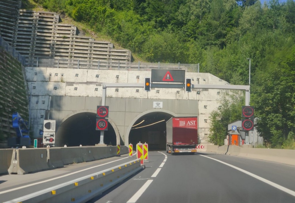 Autostrada Tunel Munte Copyright Foto Contactati Www.afaceri.news