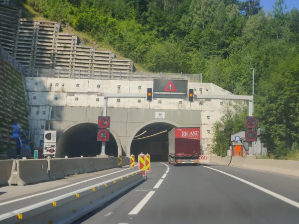 Autostrada Tunel Munte Copyright Foto Contactati Www.afaceri.news