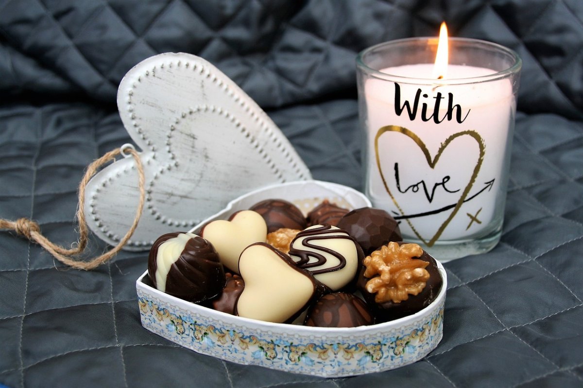 candle-chocolates-heart-stockpack-pixabay.jpg candle, chocolates, heart