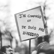 a person holding a sign that says i'm comptis et je sui