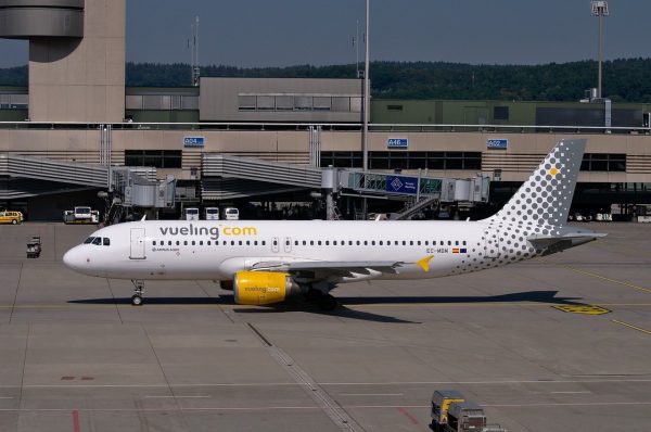 airbus a320, vueling, plane