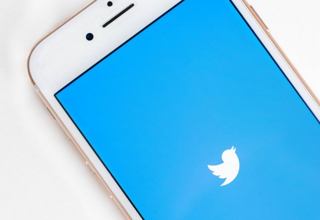 gold-apple-iphone-6s-displaying-twitter-logo-stockpack-unsplash.jpg gold Apple iPhone 6s displaying Twitter logo