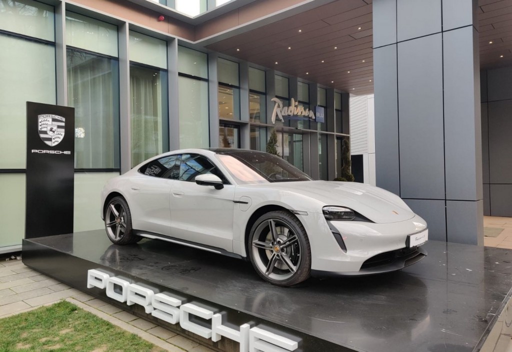 Porsche Radisson Blu Cluj masina de lux supercar Copyright foto Contactati www.AFACERI.news Porsche Radisson Blu Cluj Masina De Lux Supercar Copyright Foto Contactati Www.afaceri.news
