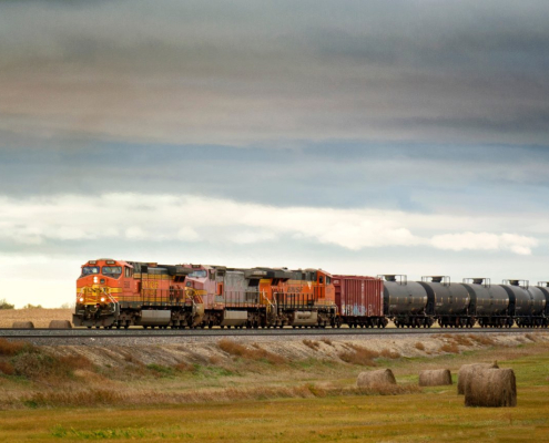 BSNF train transporting North Dakota Bakken shale oil from Western North Dakota to refinery.