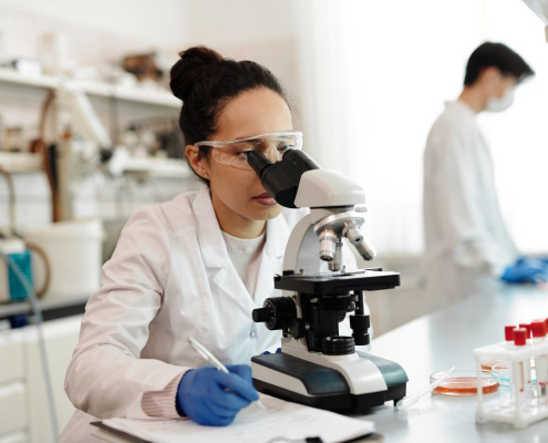 female-scientist-in-white-lab-coat-using-a-microscope-stockpack-pexels.jpg Female scientist in white lab coat using a microscope