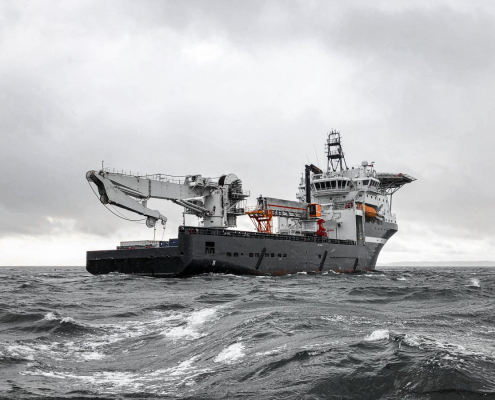 Gray and black ship on sea