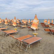 Litoral Mare Nisip Sezlong Vacanta Copyright Foto Contactati Www.afaceri.news