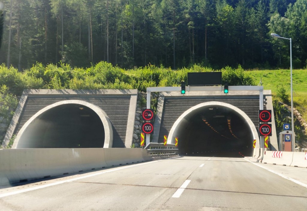 tunel munte autostrada Austria Europa Copyright foto contactati www.AFACERI.news Tunel Munte Autostrada Austria Europa Copyright Foto Contactati Www.afaceri.news