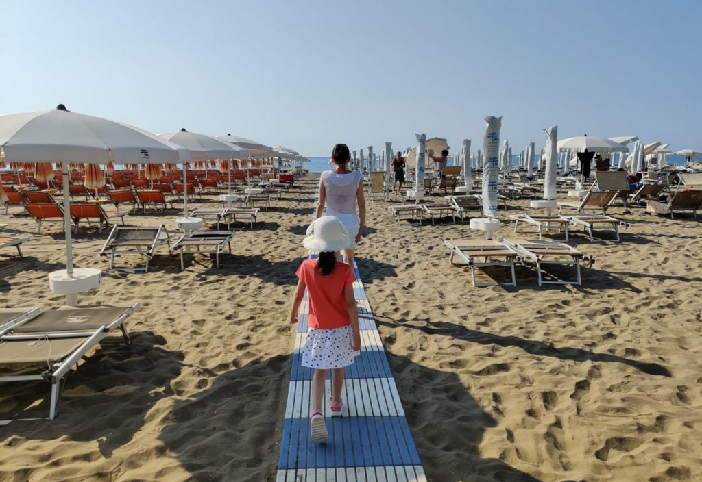 Vacanta Litoral Mare Nisip Plaja Italia Sezlonguri Copyright Foto Contactati Www.afaceri.news