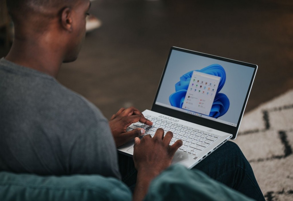 person-working-on-windows-11-computer-on-the-couch-stockpack-unsplash.jpg person working on Windows 11 computer on the couch
