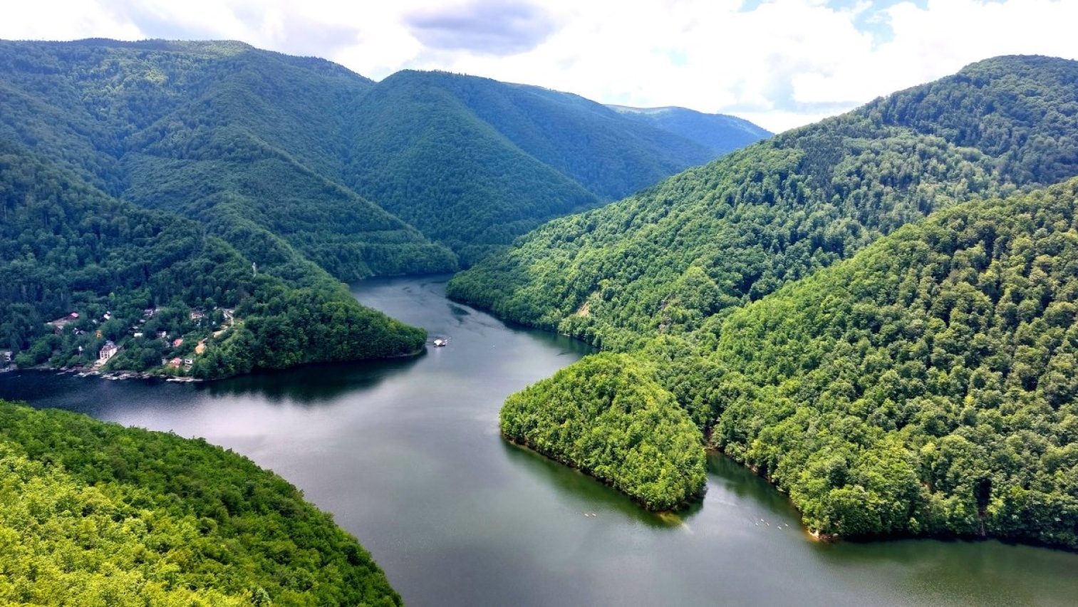 Lacul Tarnița, apă, Hidroelectrica, păduri