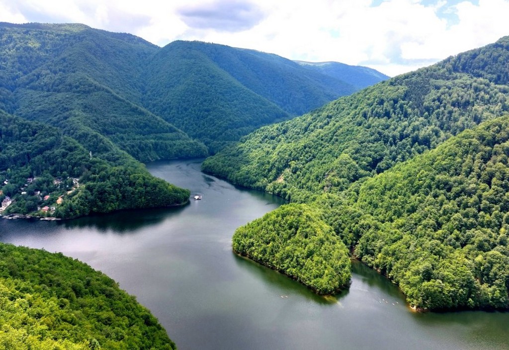 Lacul Tarnița, apă, Hidroelectrica, păduri