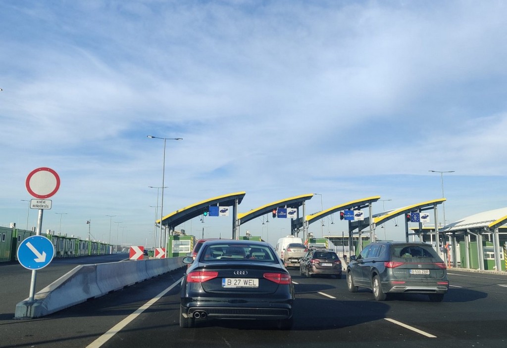 poluare vama Ungaria trafic coloane Schengen punct vamal Copyright foto Contactati www.AFACERI.news Poluare Vama Ungaria Trafic Coloane masini, auto Schengen Punct Vamal Copyright Foto Contactati Www.afaceri.news