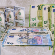 100-20-euro-eur-and-100-20-dollar-usd-banknotes-placed-back-to-back-vertically-and-horizontally-on-a-reflecting-surface-stockpack-unsplash.jpg 100, 20 Euro (EUR), and 100, 20 Dollar (USD) banknotes placed back-to-back vertically and horizontally on a reflecting surface.