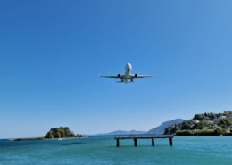 Avion Vacanta Grecia Aeroport Conediu Mare Munte Copyright Foto Contactati Www.afaceri.news