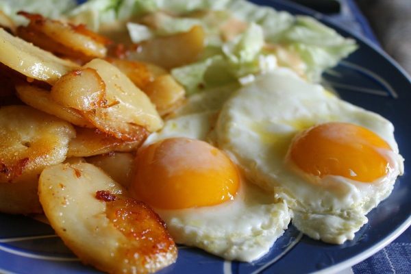 fried potatoes, fried eggs, eggs