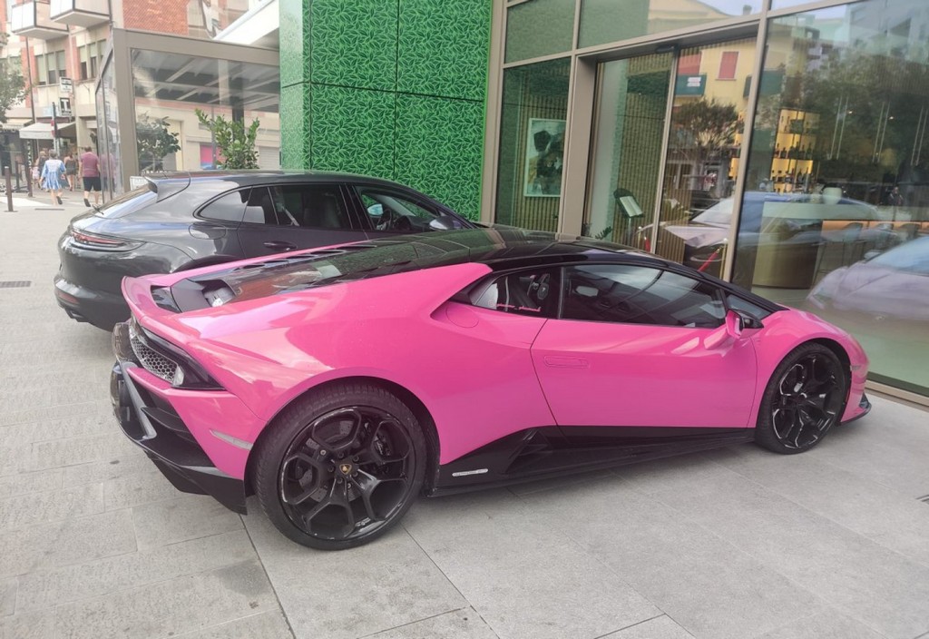 Mașină De Lux Bolid Lamborghini Autoturism Fițe Copyright Foto Contactati Www.afaceri.news
