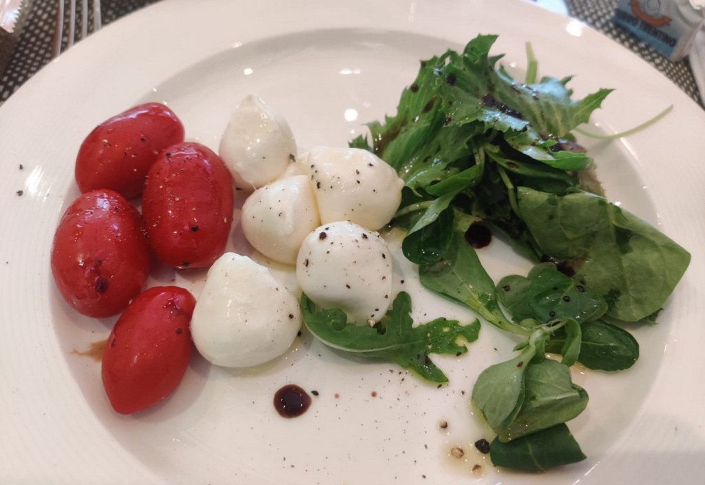 Roșii rosii Tomate Mozzarella Ruccola Italia Steagul Italiei Salata Caprese Copyright Foto Contactati Www.afaceri.news